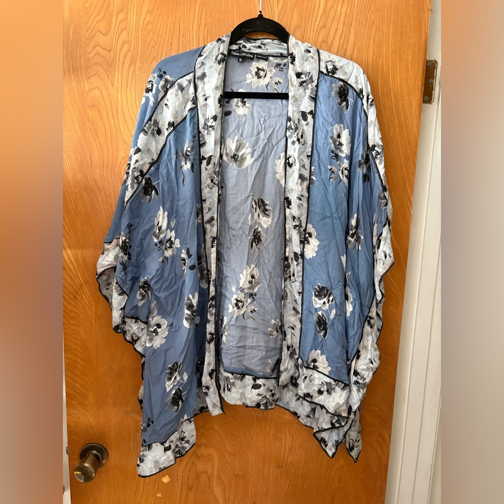Tolani Floral open front kimono Cape in Blue and White XL